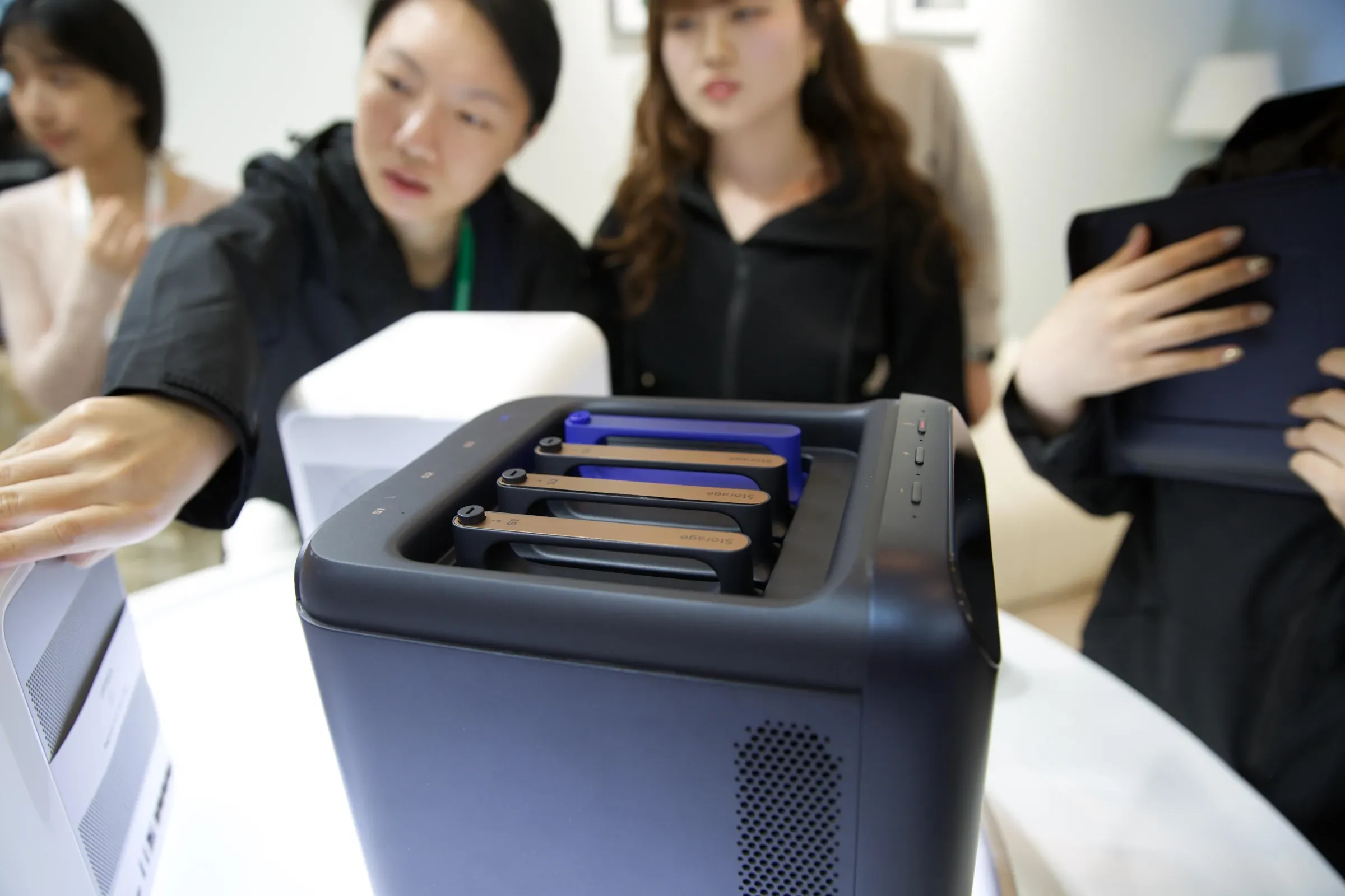Ugreen的MasterAgent MA100集线器将NAS和智能家居集线器合二为一。它由Nvidia Jetson Thor T5000平台提供动力，具有高达2,070 TFLOPS的AI性能。它可能会非常昂贵。